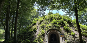 Wiedereröffnung GeSCHICHTENberg mit neuen Schildern